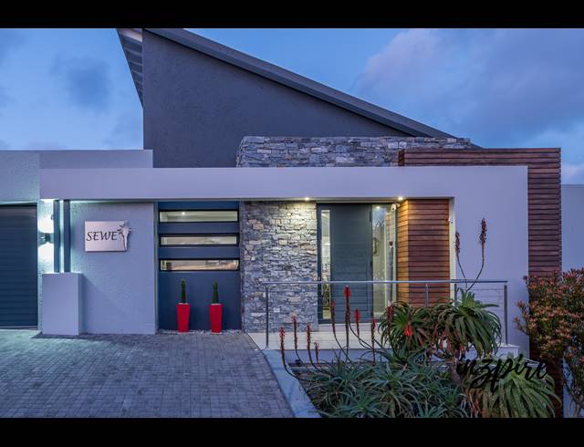 4 BEDROOM HOUSE FOR SALE IN VILLAGE ON SEA